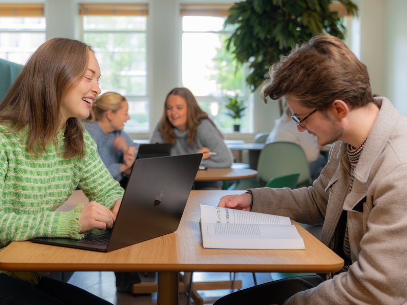 Studenter i samtale på campus i Oslo