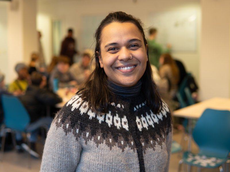 Lærerstudent i praksis med elever