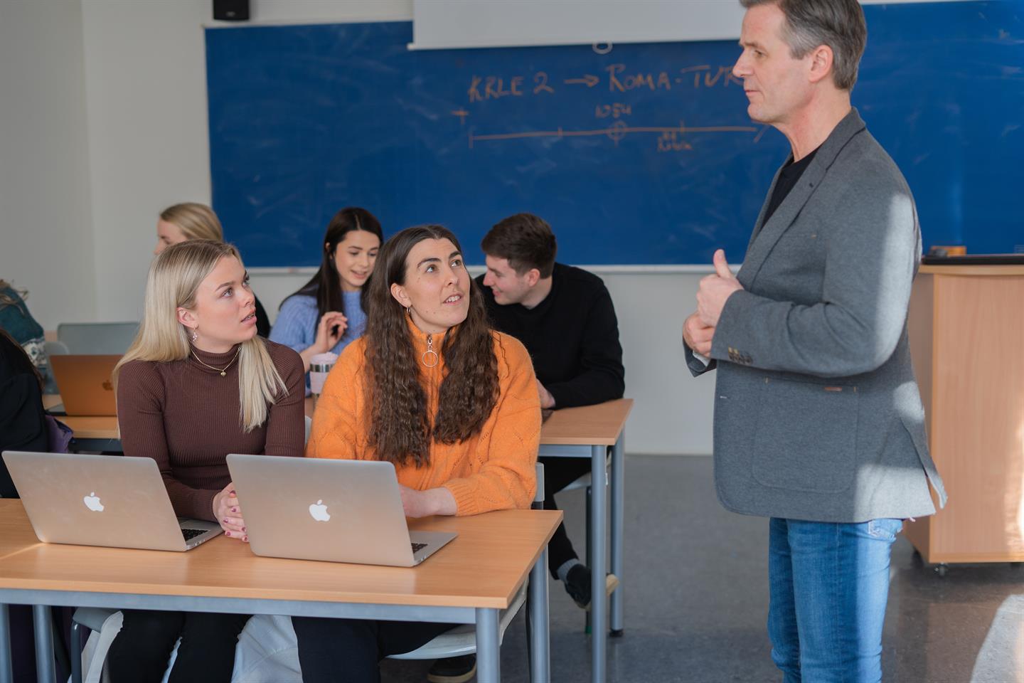 Lærerstudent Sunniva og medstudentene diskuterer med underviser i KRLE-klassen.