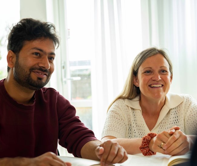 2-Studenter i samtale med underviser