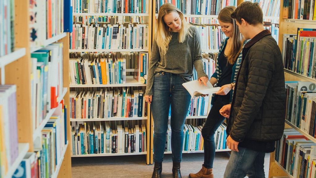 Biblioteket er en viktig ressurs for studenter og forskere. Vi har en rekke databaser, elektroniske tidsskrift og e-bøker i tillegg til trykt materiale, og vi tilbyr søkeveiledning og opplæring i bruk av våre tjenester.