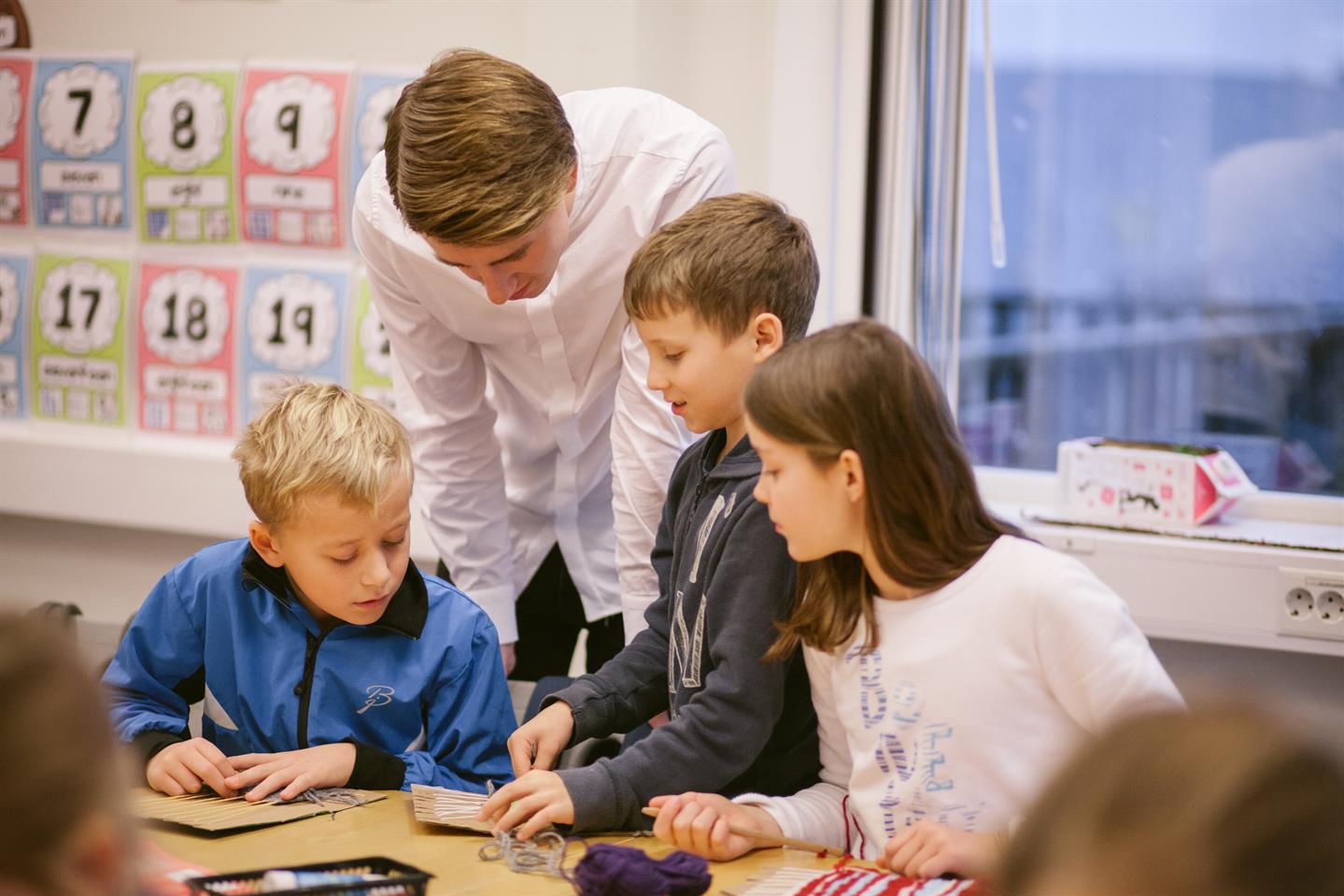 90 - 100 grunnskolelærere uteksamineres fra NLA Høgskolens grunnskolelærerutdanning i Bergen hvert år. Høsten 2018 starter NLA også grunnskolelærerutdanning i Oslo.