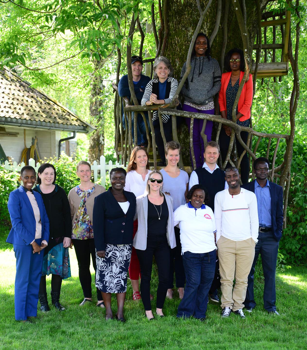 Fra en workshop i Uganda-prosjektet juni 2017: F.v.: Monica Chibita (Uganda), Sarah Gibson (Sør-Afrika), Solveig Omland (Norge), Emilly Maractho (Uganda), Liv Iren Hognestad (Norge), Lauren Dyll (Sør-Afrika), Hilde Kristin Dahlstrøm (Norge), Mary Ssonko (Uganda), Terje Skjerdal (Norge), Samuel Kazibwe (Uganda) og Brian Semujju (Uganda). Øverst: Chris Wales (Norge), Ann Miller (USA), Ann Mugunga (Uganda) og Angella Napakol (Uganda).