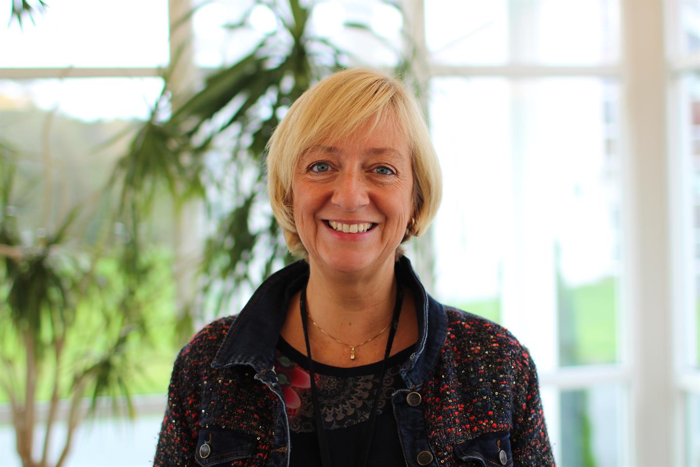 Studentene som følger undervisningen til Lise Einarsen Haukås, blir
fort vant til å synge. Hun starter nemlig hver forelesning med en sang. Foto: Monica Linn B. Fürstenberg