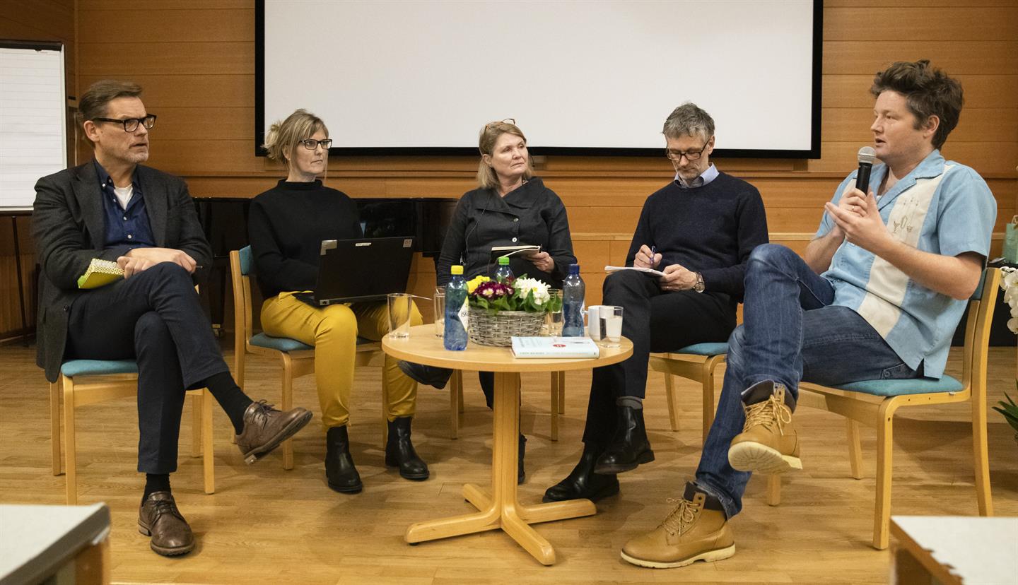 Simon Malkenes (t.h.) og Paul Otto Brunstad (t.v.) i panelsamtale med (nr 2 f.v.:) Kristin Belt Skutlaberg, Tone Sævi og Johan Sverre Rivertz