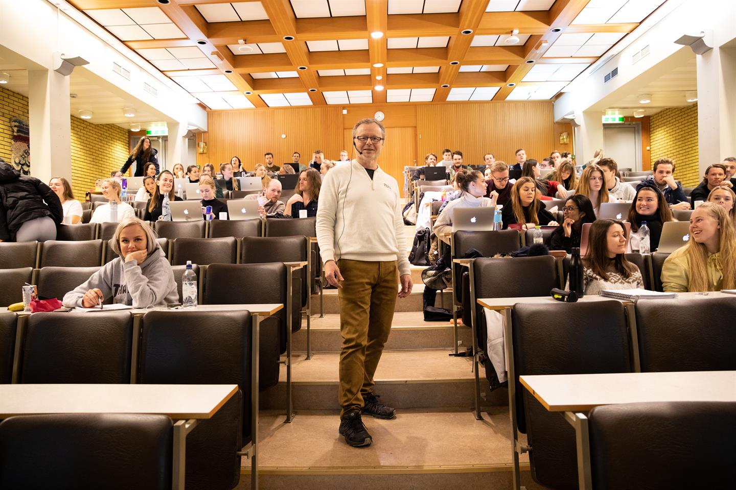 Kjell Oppedal står gjerne midt blant studentene i auditoriet når han foreleser. Foto: Jo Haveland Stevenson