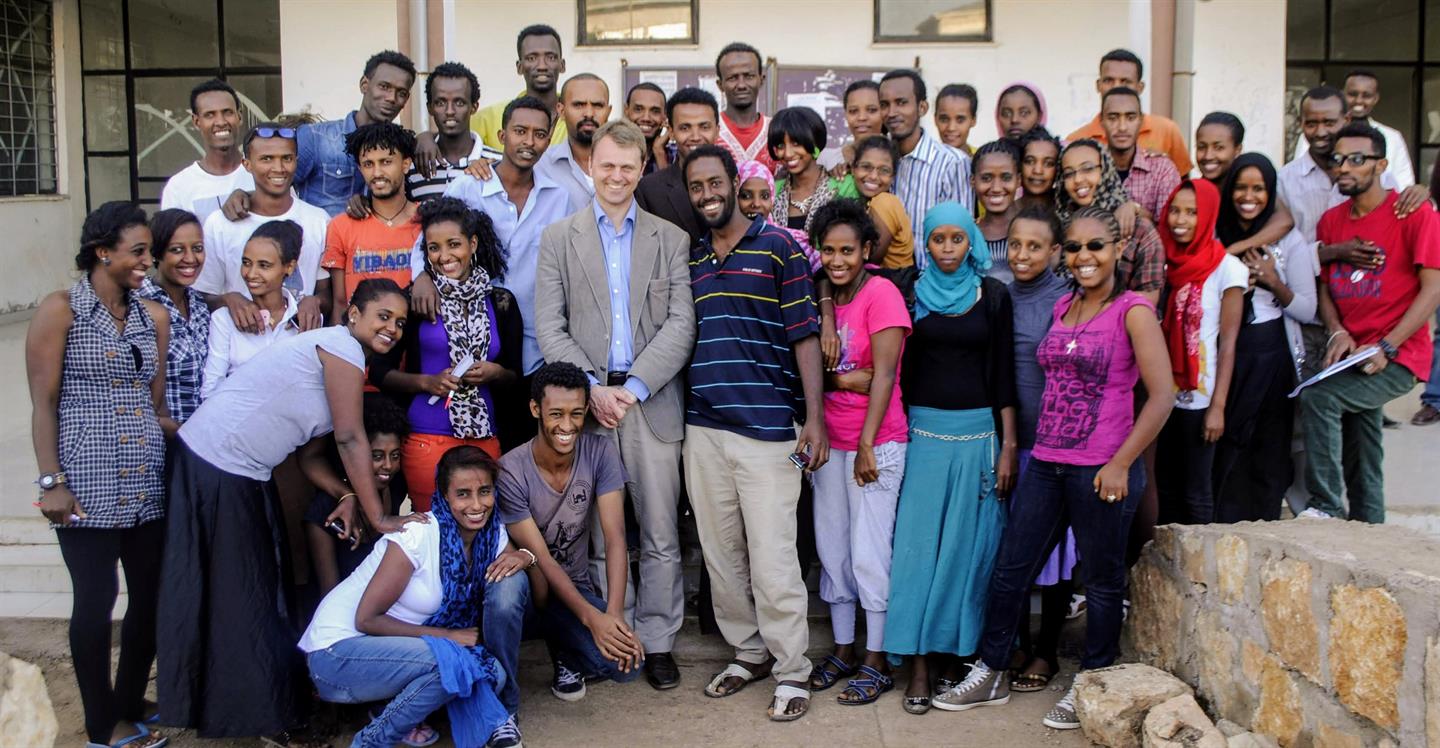 Terje Skjerdal sammen med studenter ved Jigjiga universitet i Somaliregionen i Etiopia. 