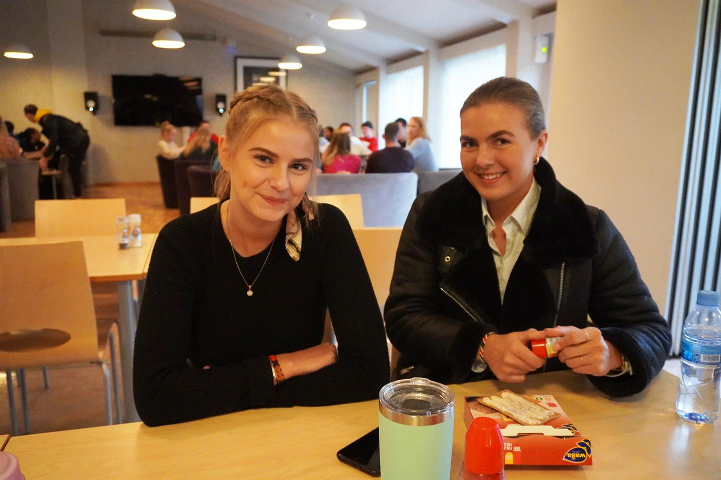 Studentene Linnea Spinnanger og Stine Eriksen mener det er en sammenheng mellom å ha det bra sosialt og å lykkes på skolen. 
