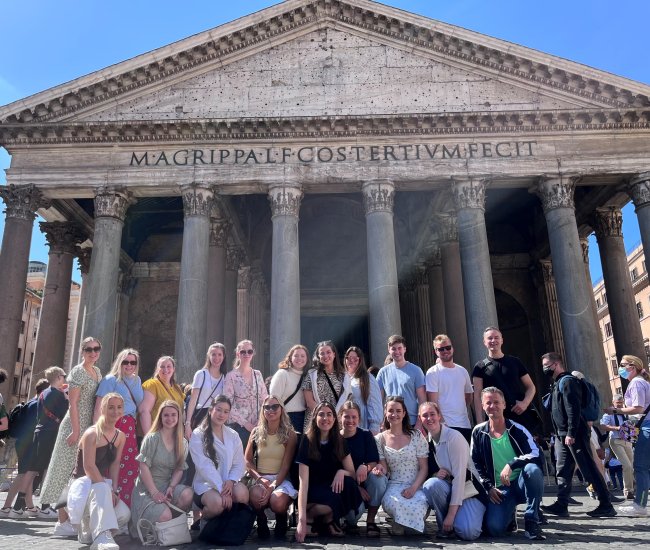 Fellesbilde fra Roma med KRLE 2 studentene - april 2022