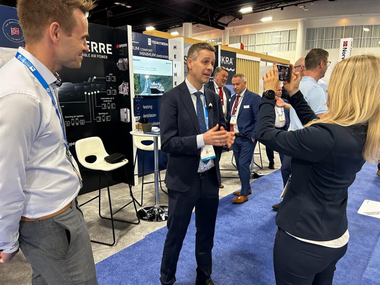 På messe i Miami sammen med sjøfartsdirektør Knut Arild Hareide