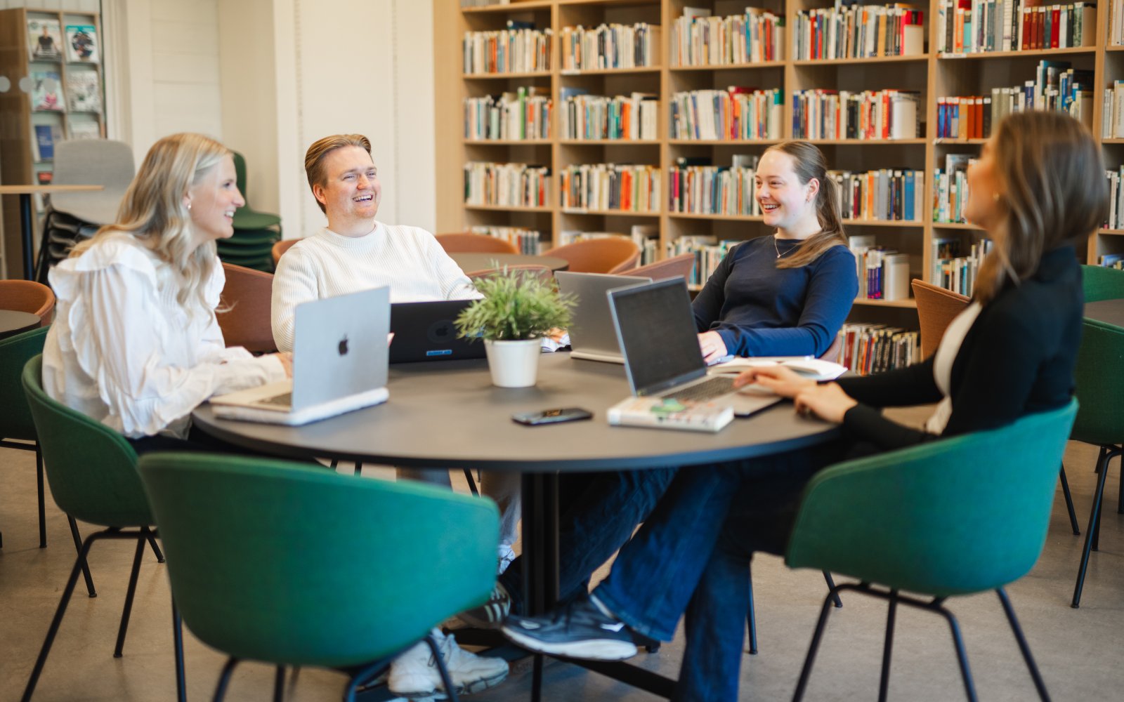 Studenter som jobber sammen i biblioteket på Kalfaret